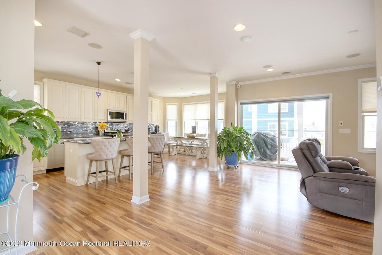 207 Ceylon Ave - Photo 5 of 50