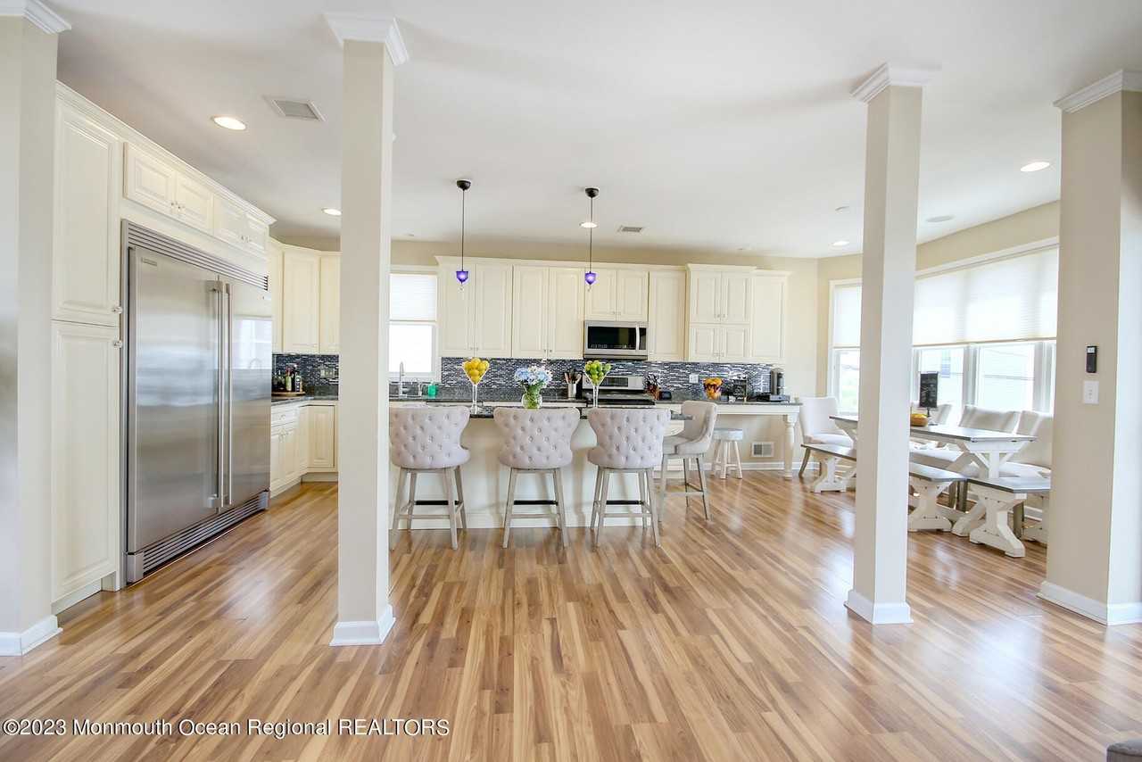 207 Ceylon Ave - Photo 6 of 50