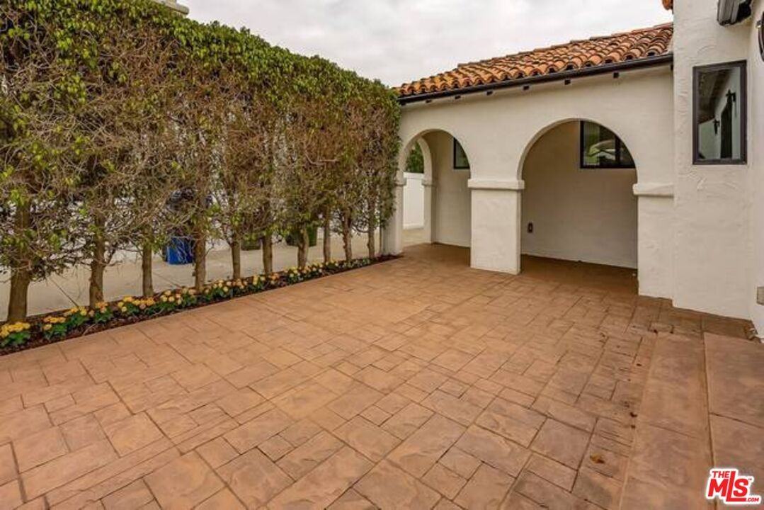 10634 Wellworth Ave - Photo 3 of 20