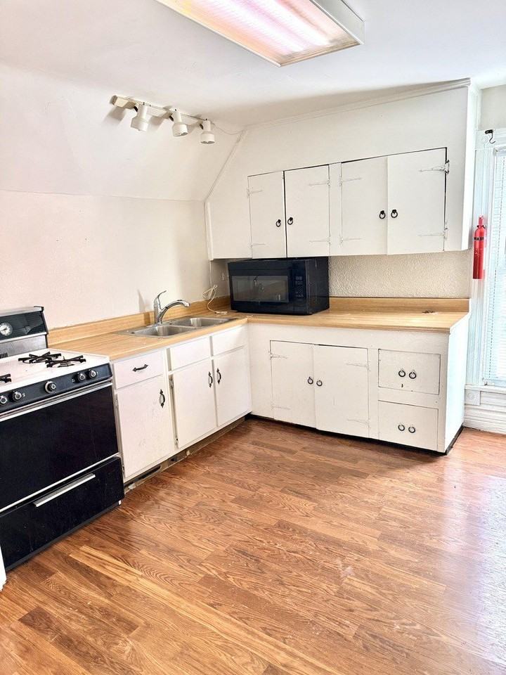 674 Saint Charles Street unit: Upper - Photo 2 of 13