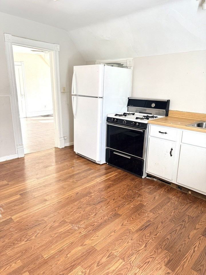 674 Saint Charles Street unit: Upper - Photo 3 of 13