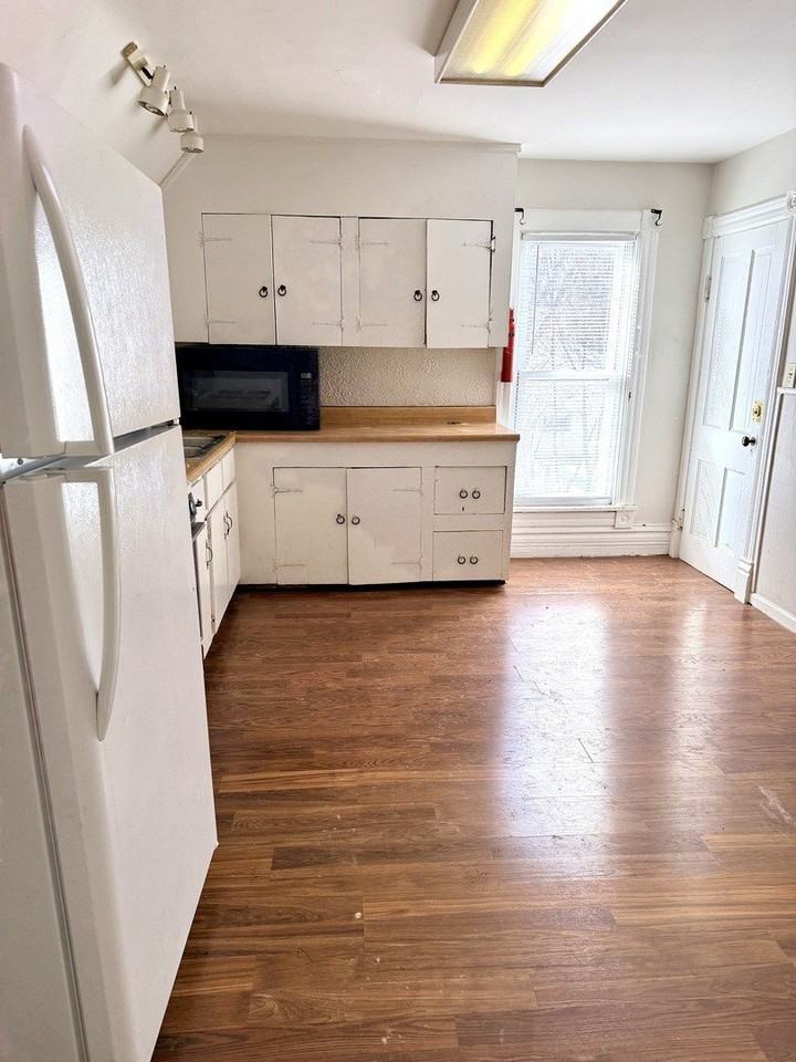 674 Saint Charles Street unit: Upper - Photo 5 of 13