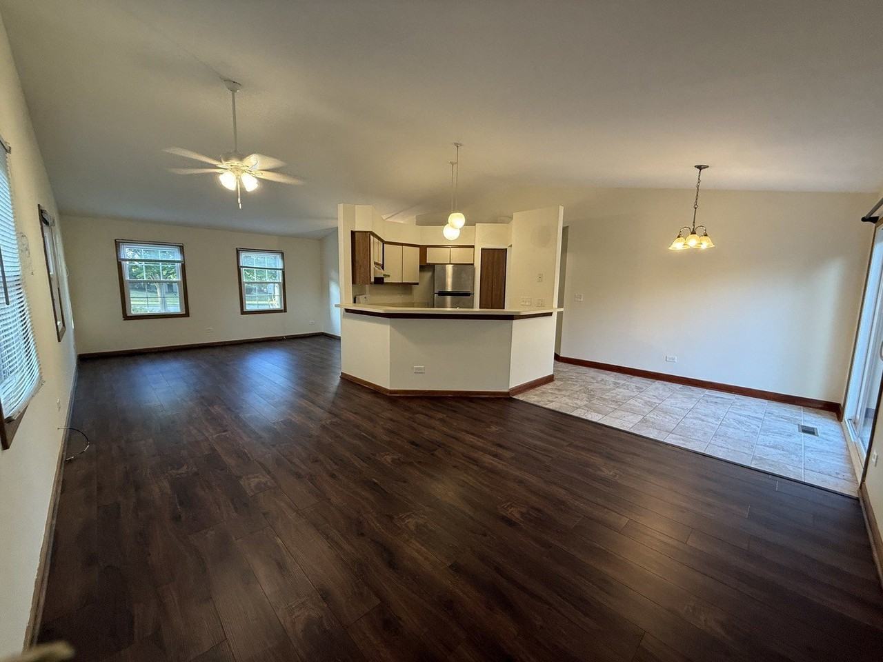 1335 Fountain Green Dr - Photo 2 of 12