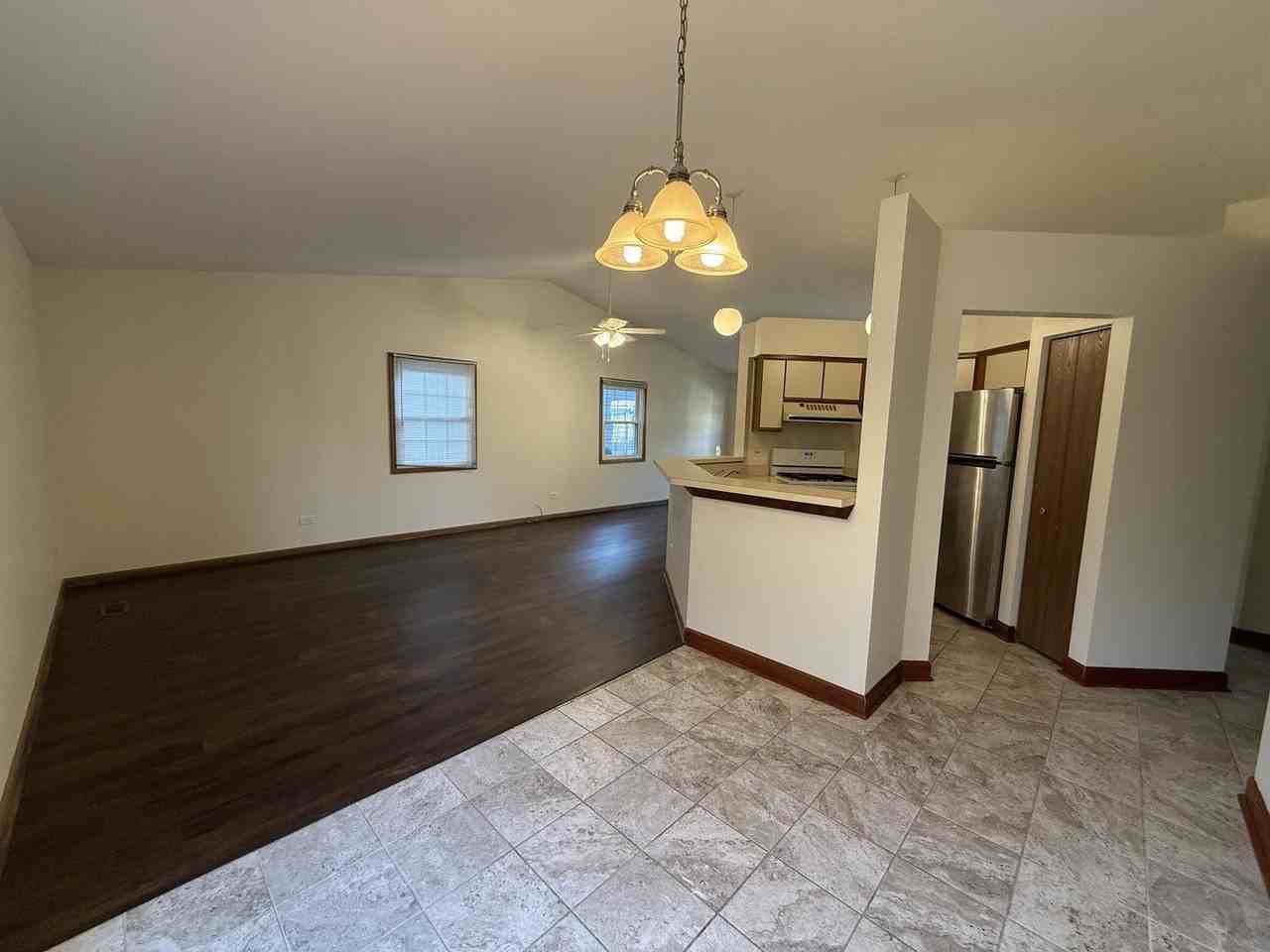 1335 Fountain Green Dr - Photo 4 of 12