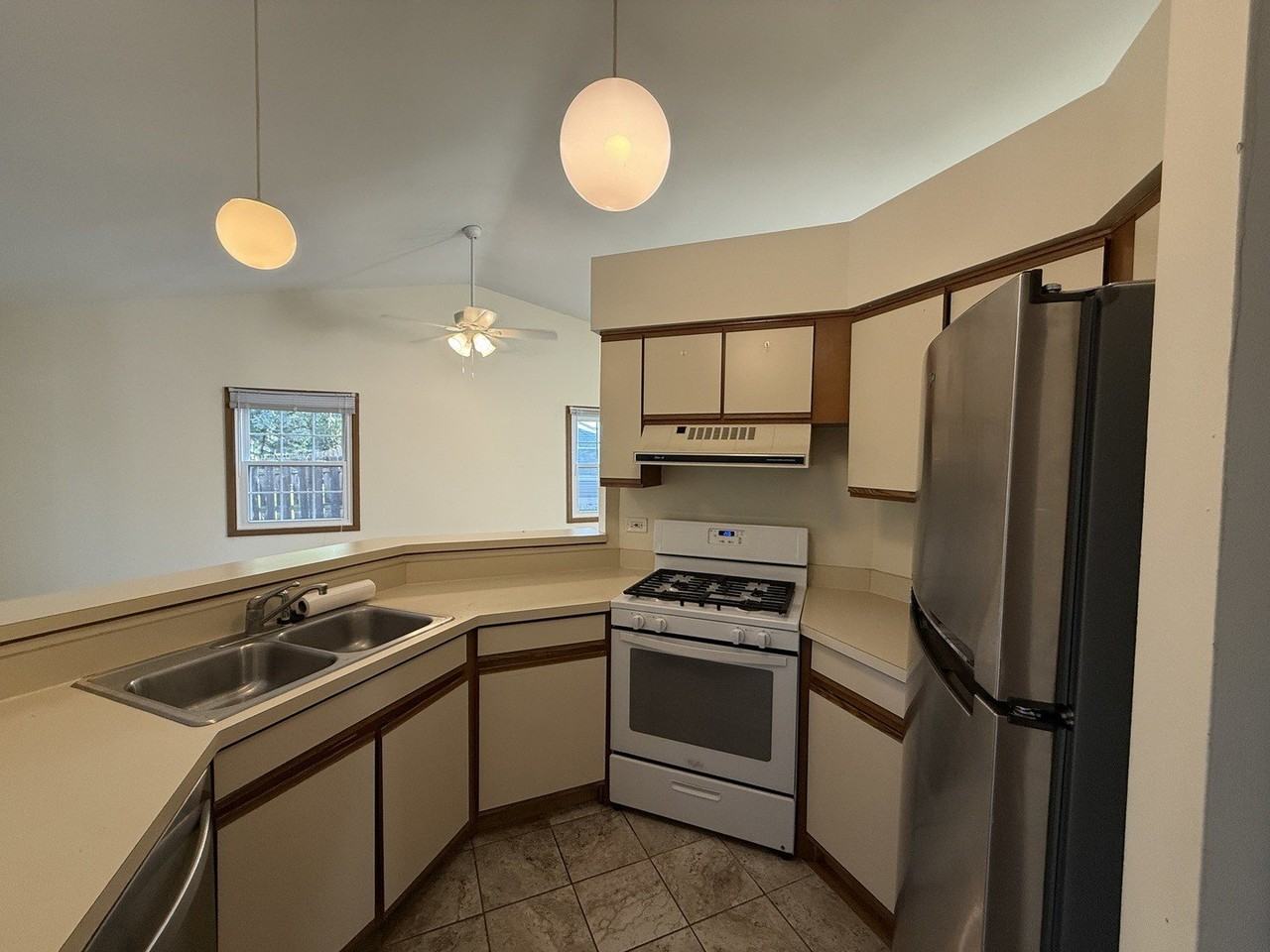 1335 Fountain Green Dr - Photo 5 of 12