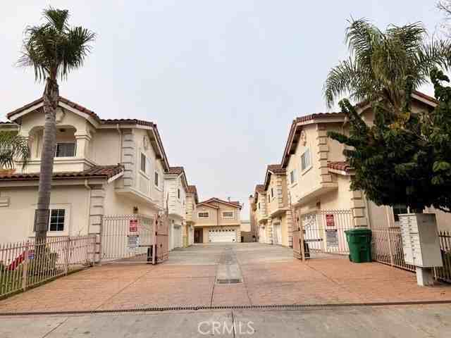 15205 Larch Ave - Photo 3 of 40