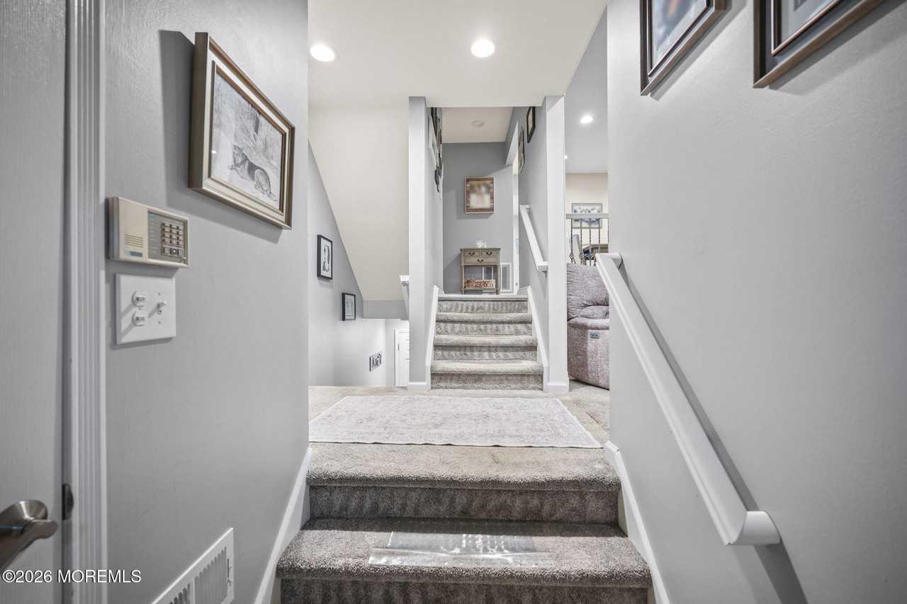 316 Middlewood Rd - Photo 2 of 33