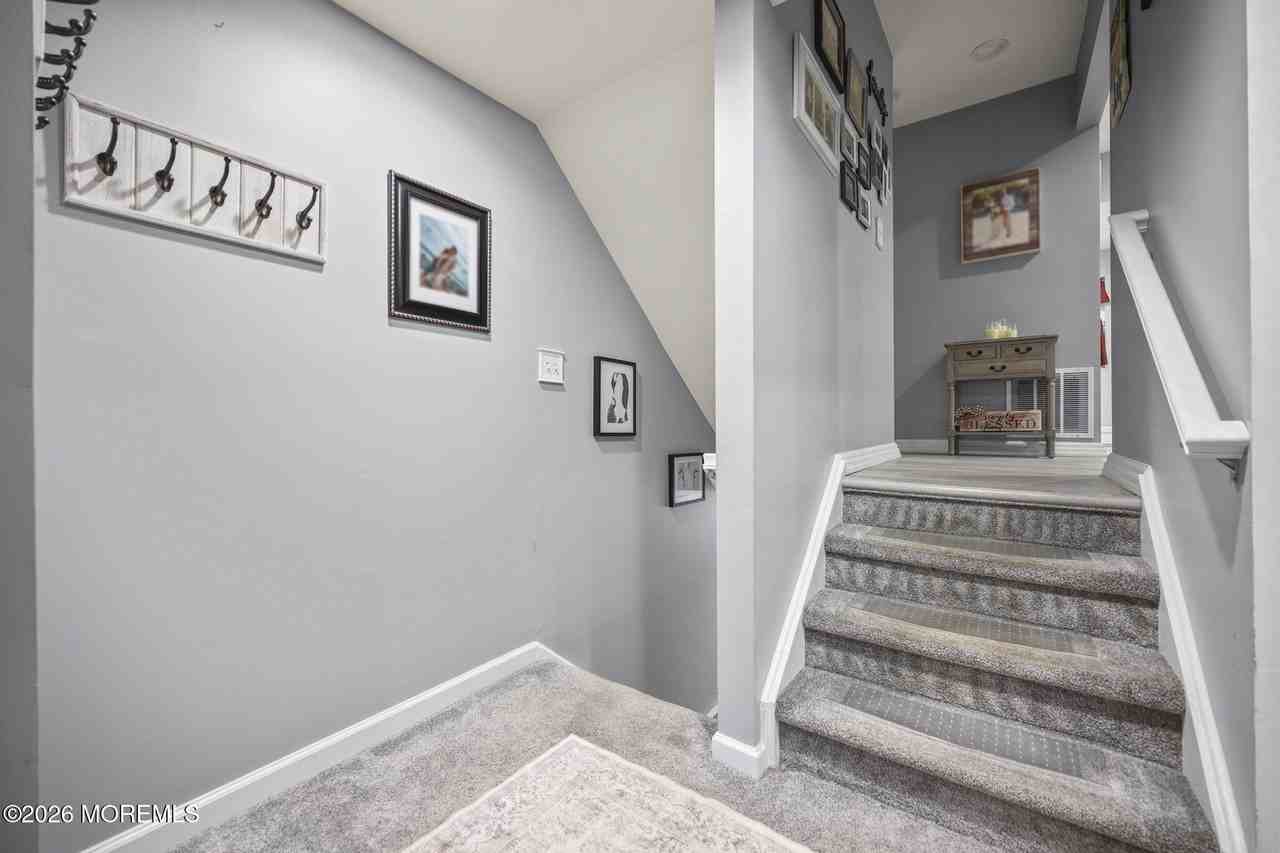 316 Middlewood Rd - Photo 3 of 33