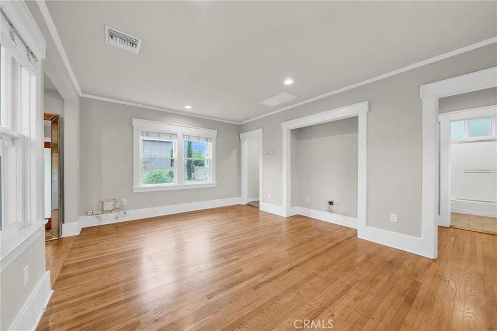 239 Coronado Ave - Photo 5 of 17