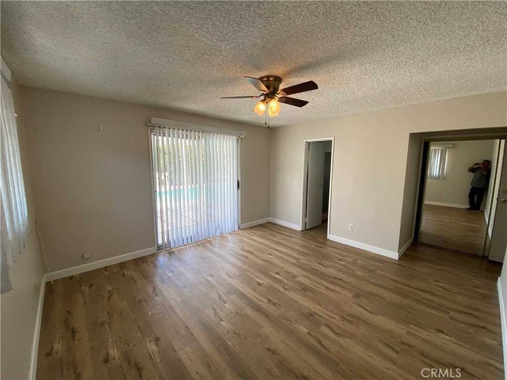 209 E Wilson Ave - Photo 4 of 39