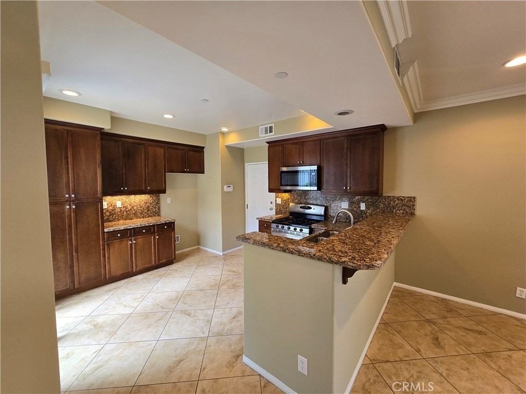 15247 Cambridge St - Photo 7 of 34