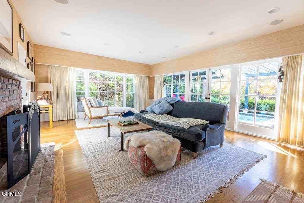 4053 Cromwell Ave - Photo 3 of 24