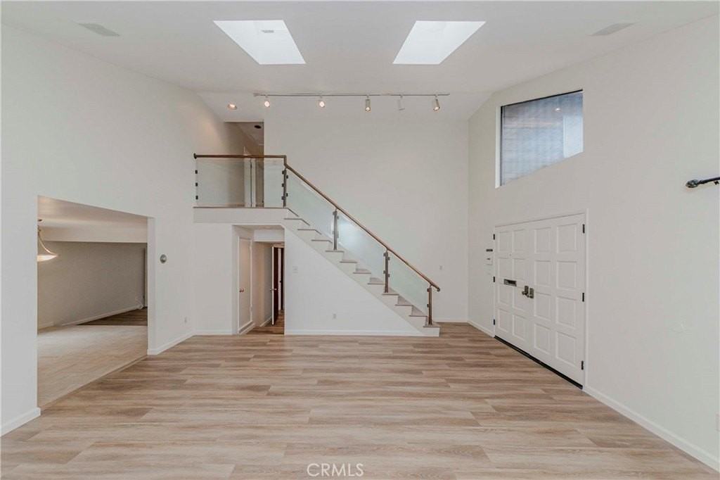 1113 Steinhart Ave - Photo 3 of 44