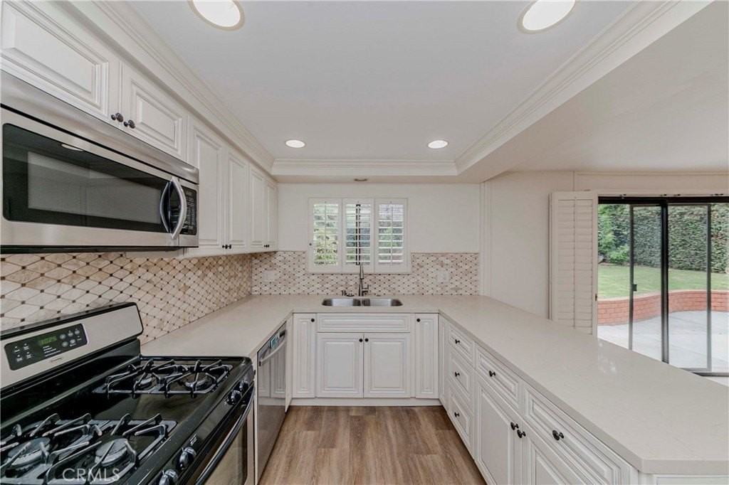 1113 Steinhart Ave - Photo 4 of 44