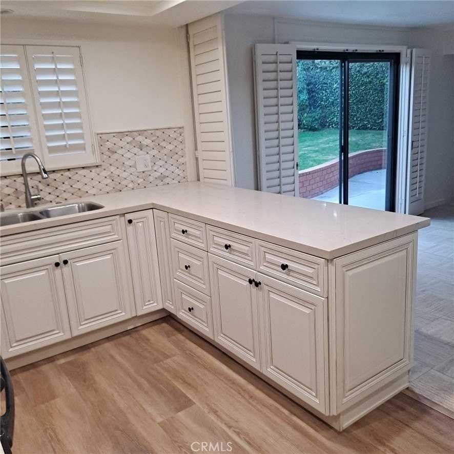 1113 Steinhart Ave - Photo 5 of 44