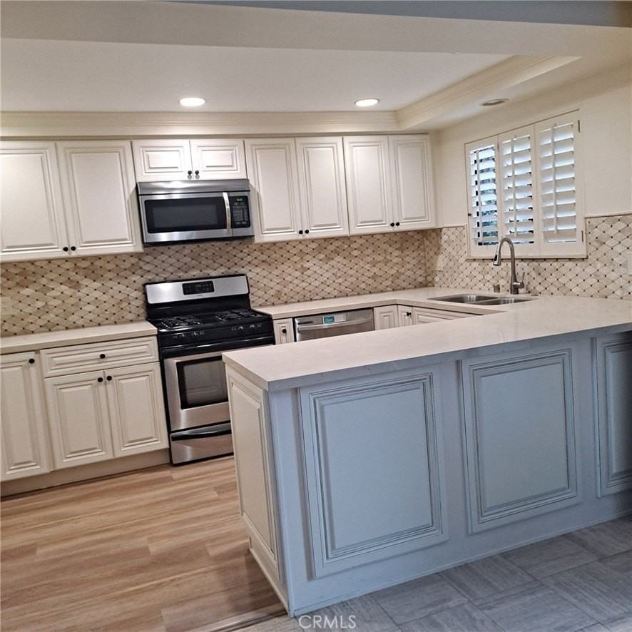 1113 Steinhart Ave - Photo 6 of 44