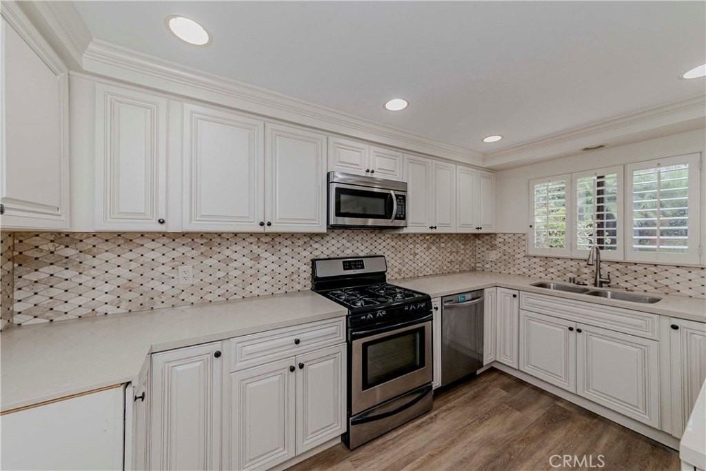 1113 Steinhart Ave - Photo 7 of 44