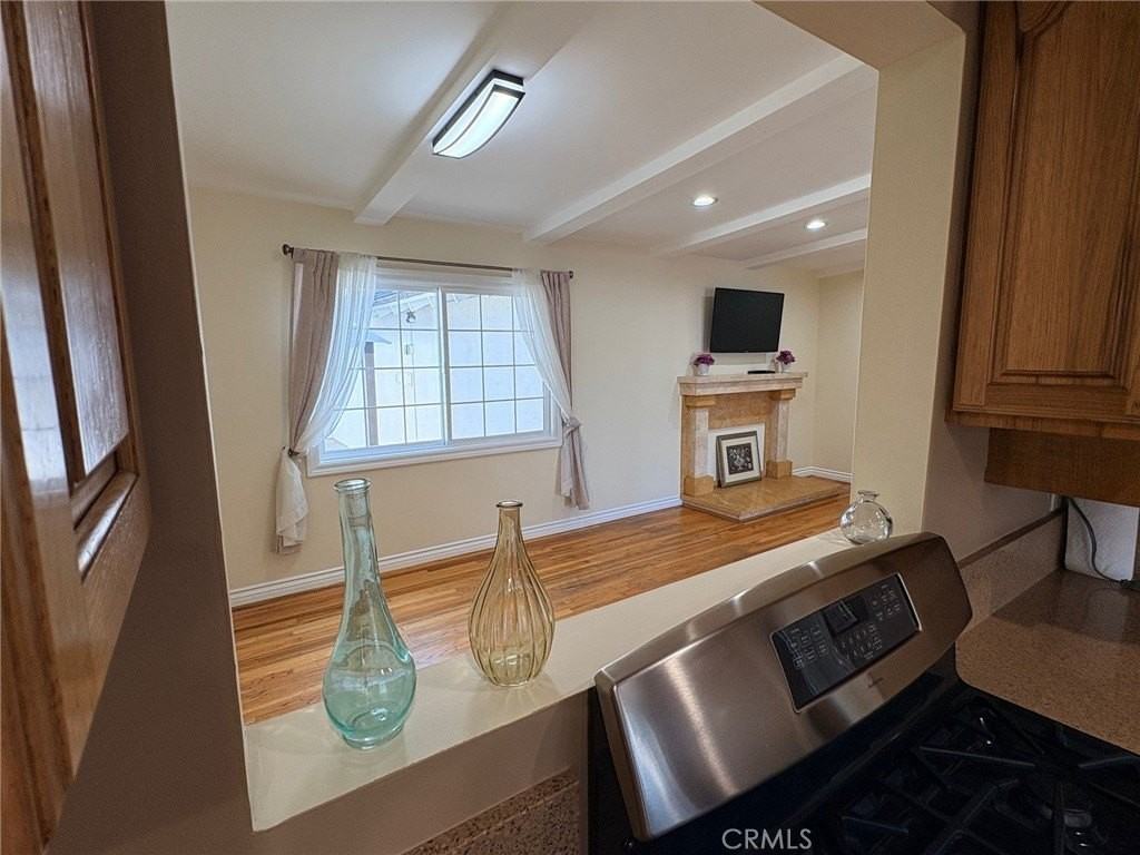 7502 Balcom Ave - Photo 4 of 21