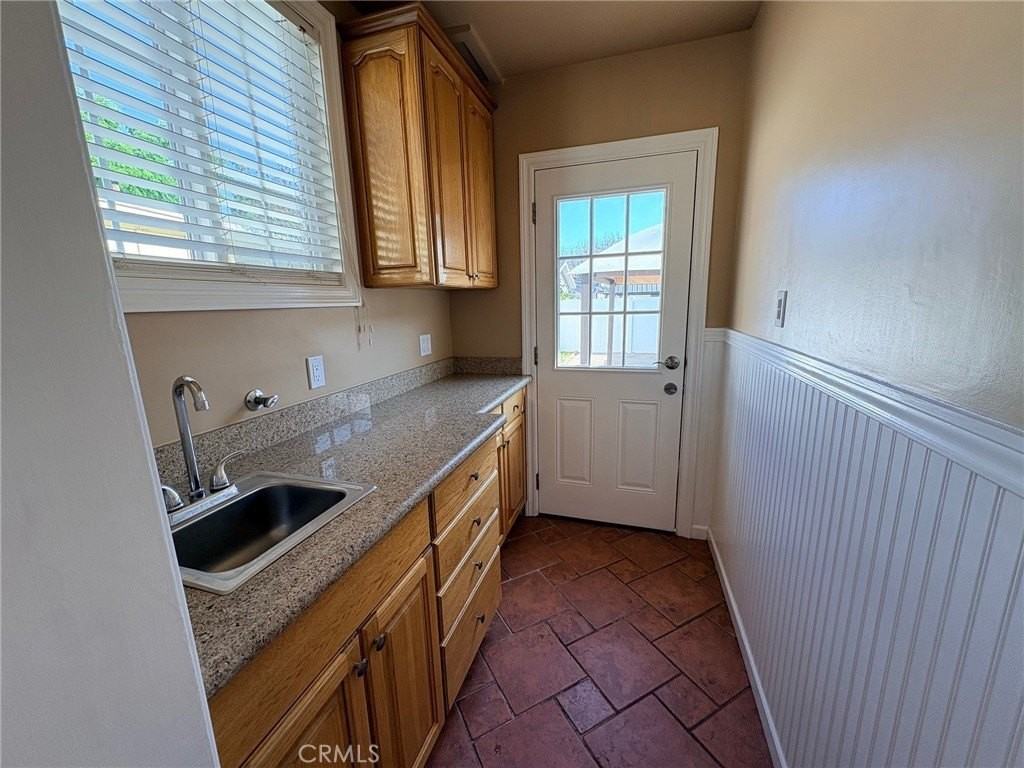 7502 Balcom Ave - Photo 7 of 21