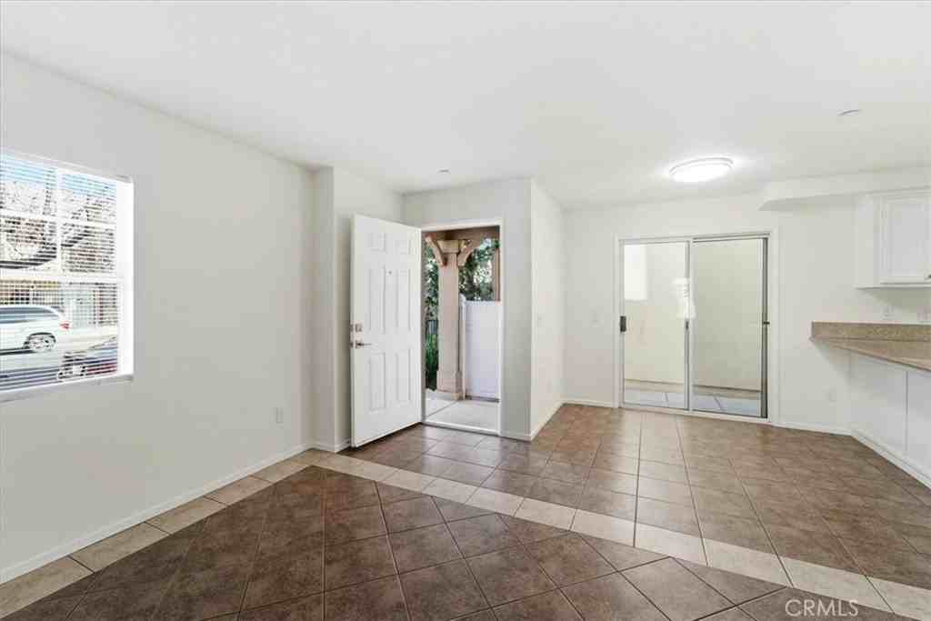 15150 Rayen St - Photo 4 of 33