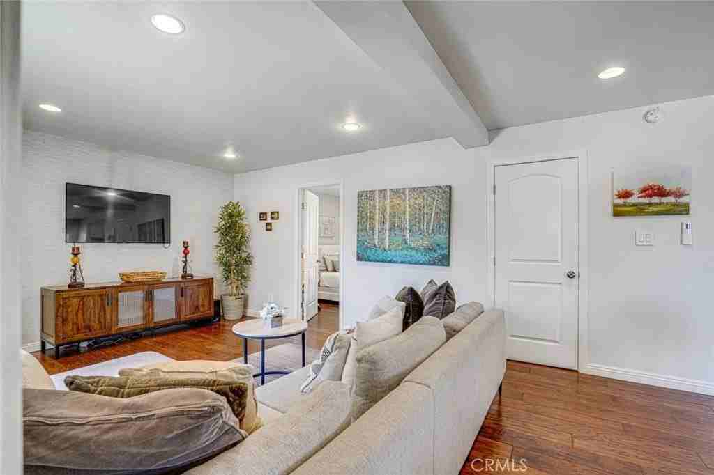 1301 S Hudson Ave - Photo 4 of 38