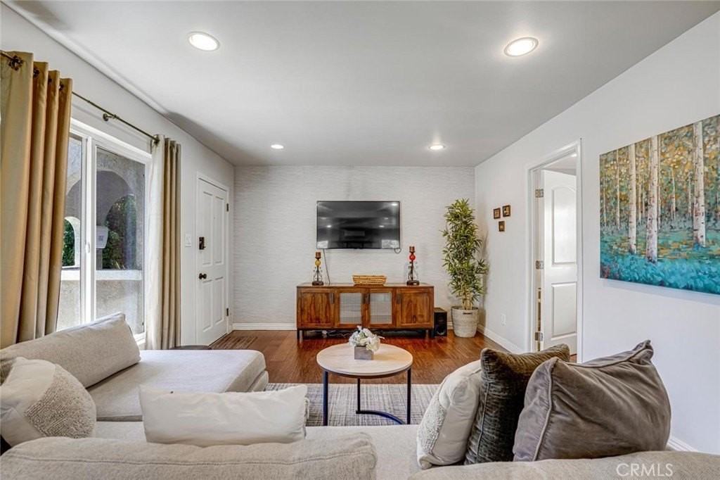 1301 S Hudson Ave - Photo 5 of 38