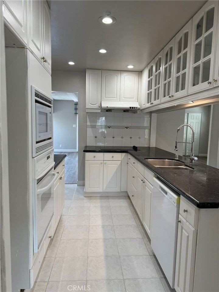 15815 Parkland Dr - Photo 4 of 16