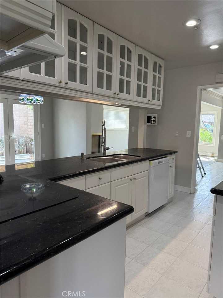 15815 Parkland Dr - Photo 5 of 16