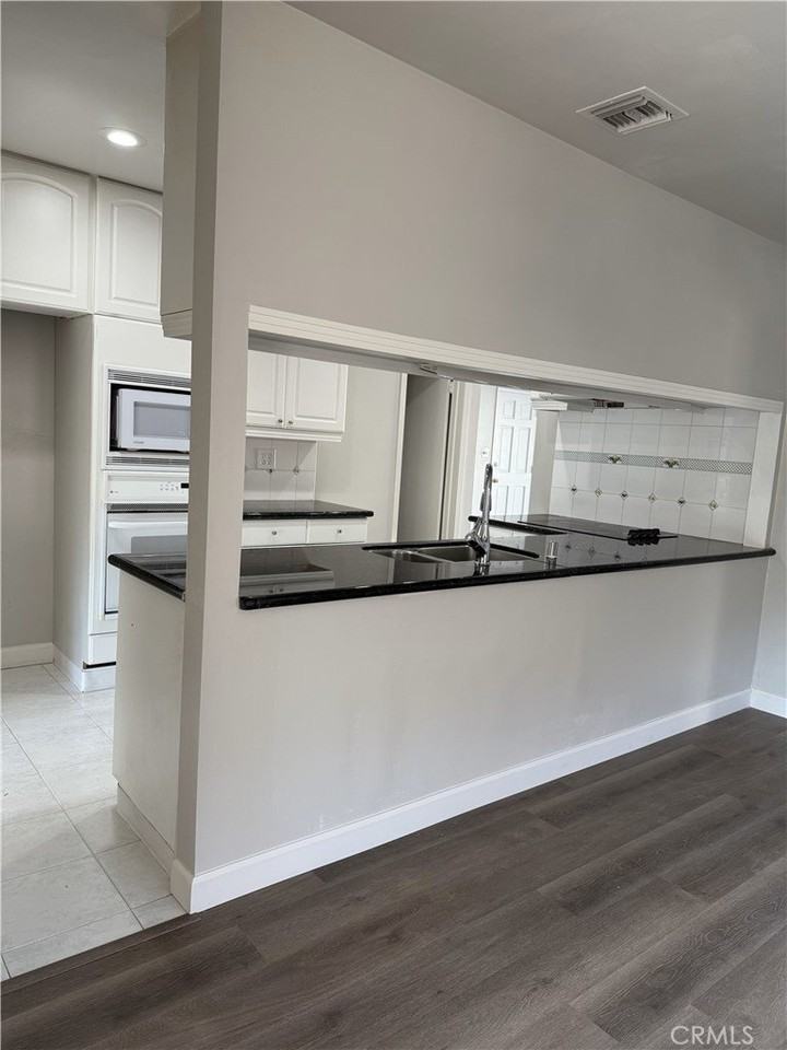 15815 Parkland Dr - Photo 6 of 16