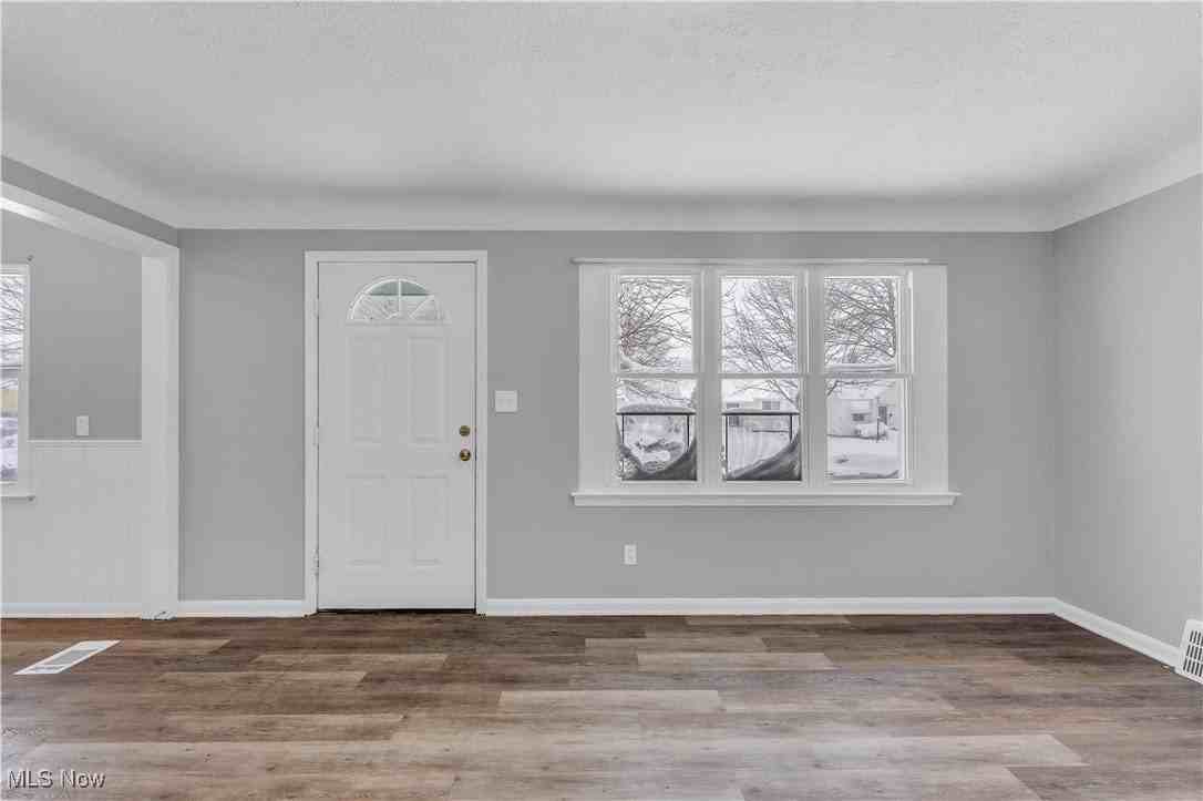 15304 Benhoff Dr - Photo 3 of 26