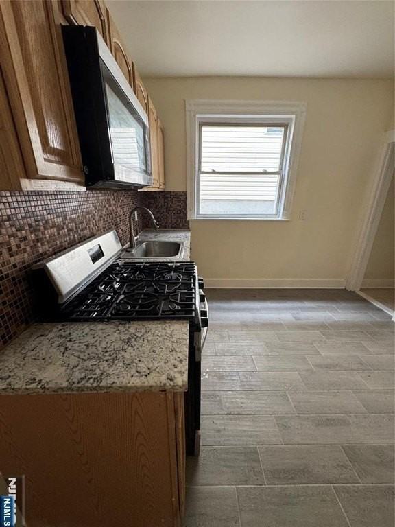 133 Seymour Ave - Photo 3 of 14