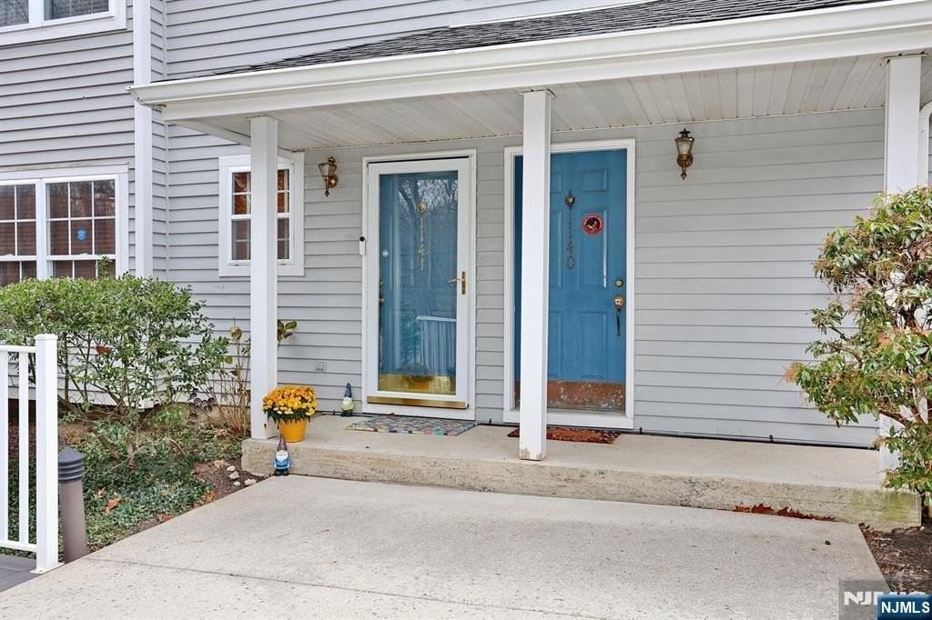 1141 Hyde Park Ct - Photo 2 of 37