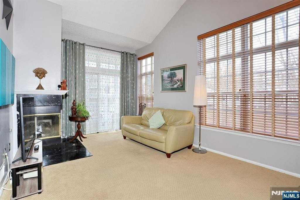 1141 Hyde Park Ct - Photo 4 of 37