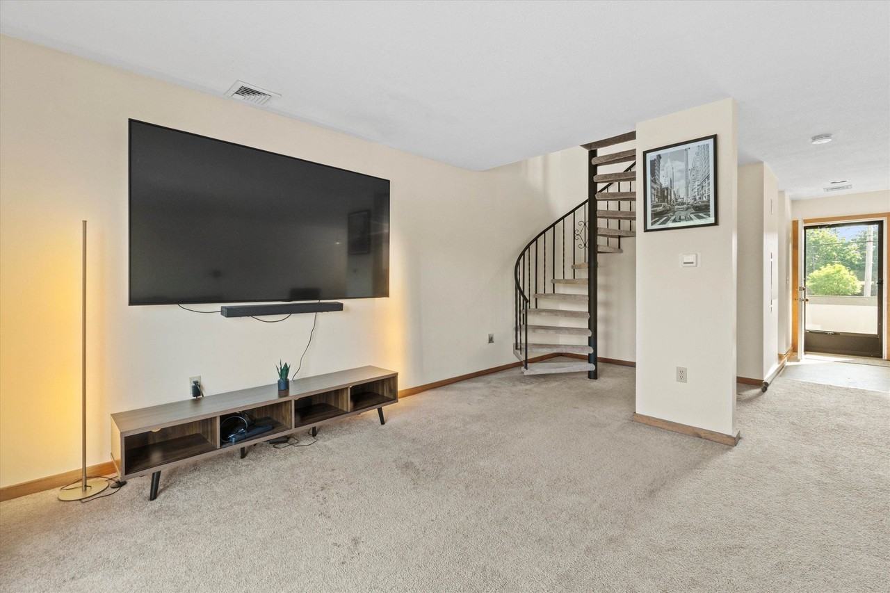 33 River Front Dr #5 - Photo 5 of 30