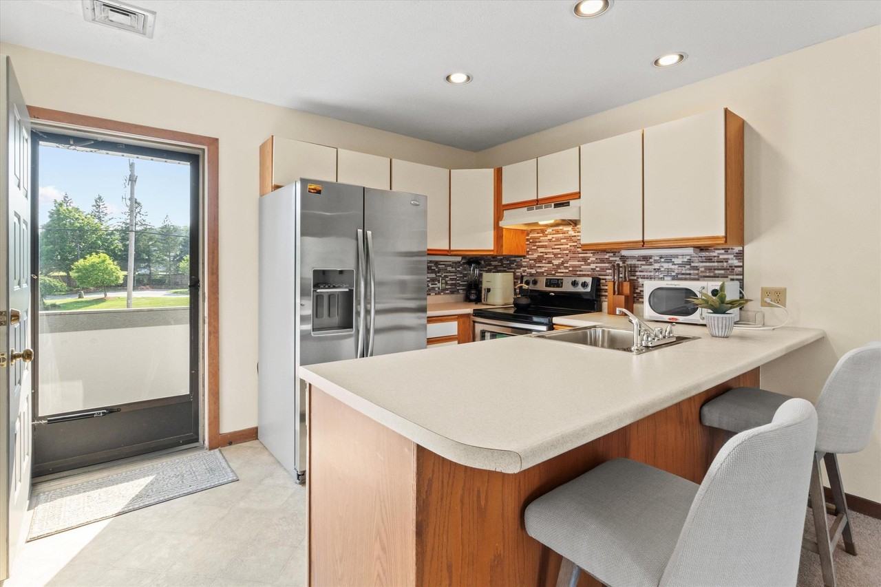 33 River Front Dr #5 - Photo 6 of 30