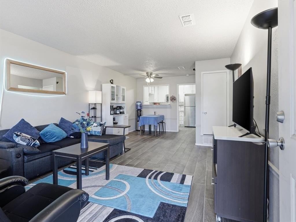 2040 Oakwood Ct - Photo 3 of 18