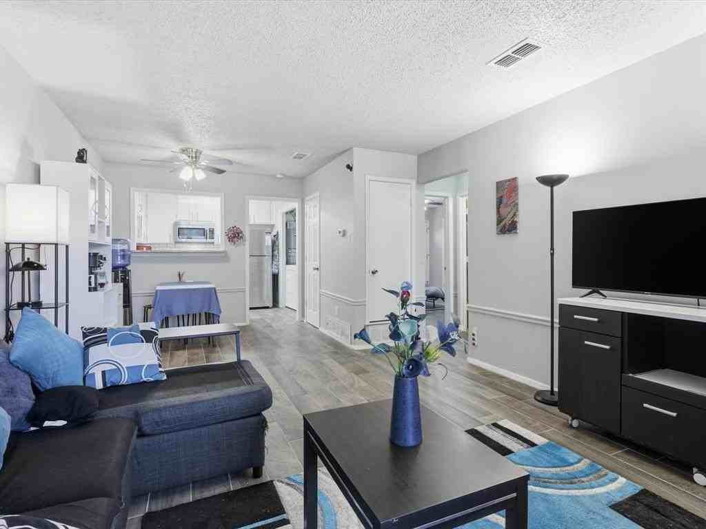 2040 Oakwood Ct - Photo 4 of 18