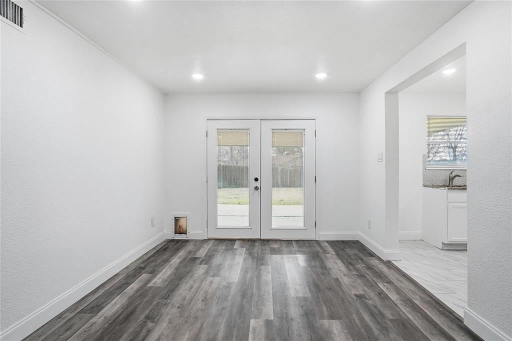 3822 Calgary Ct E - Photo 4 of 16