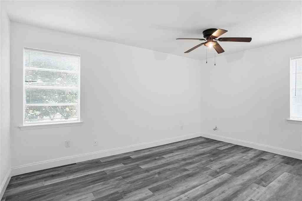 3822 Calgary Ct E - Photo 6 of 16