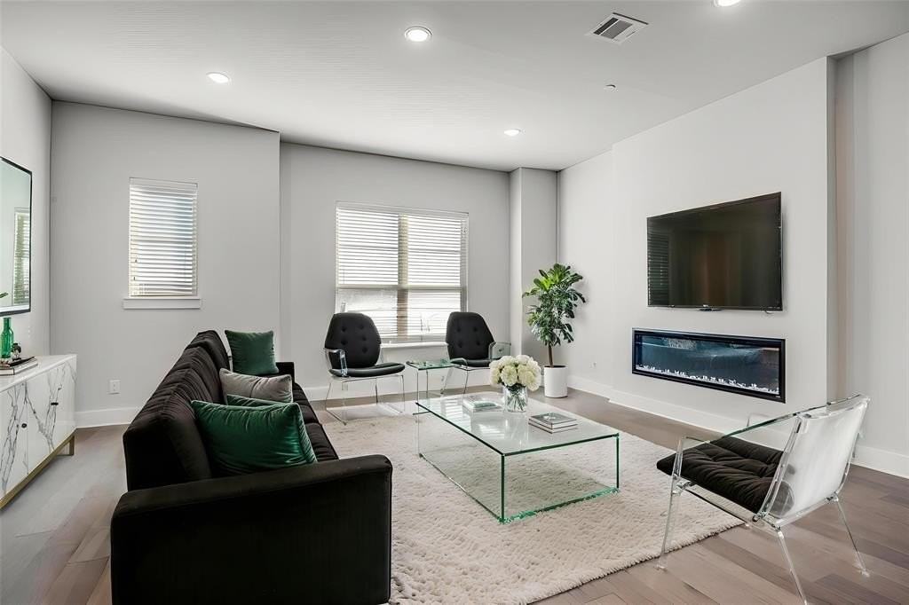 909 Heights Way - Photo 4 of 17