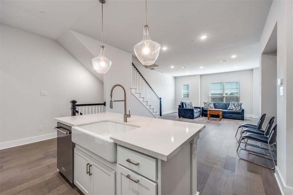 909 Heights Way - Photo 7 of 17