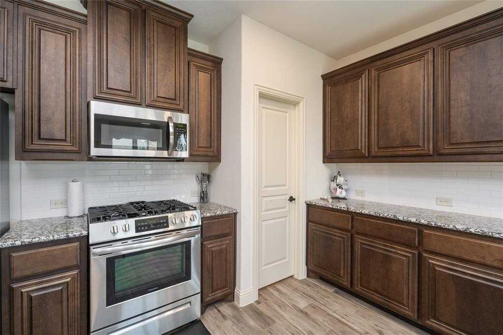 205 Oakcrest Dr - Photo 5 of 30