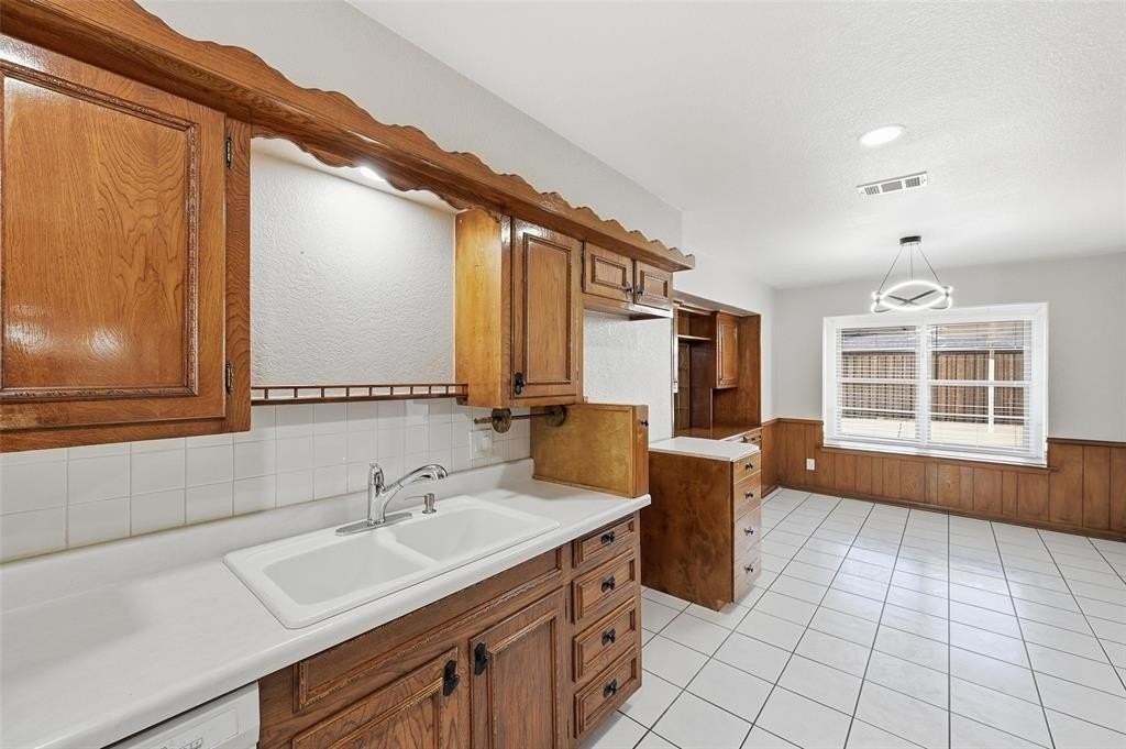 1421 Glenbrook Dr - Photo 3 of 24