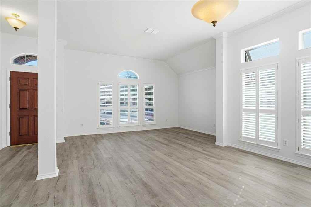 1602 Meadow Park Dr - Photo 2 of 16