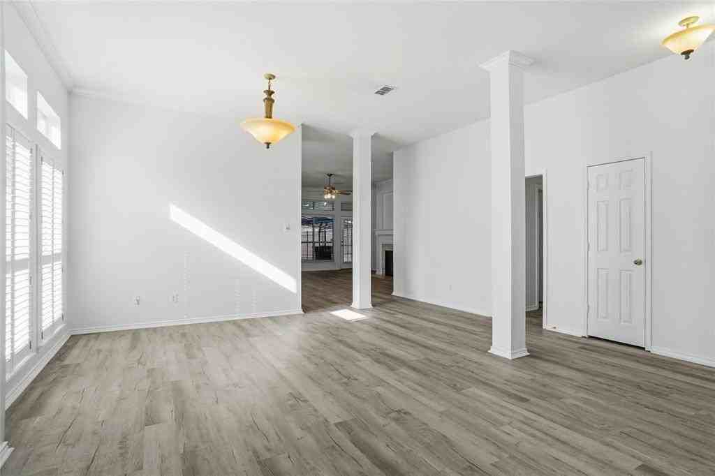 1602 Meadow Park Dr - Photo 3 of 16