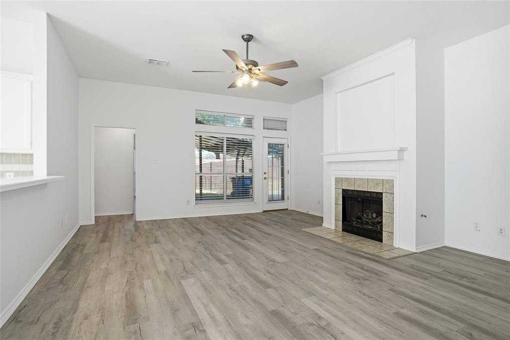 1602 Meadow Park Dr - Photo 4 of 16