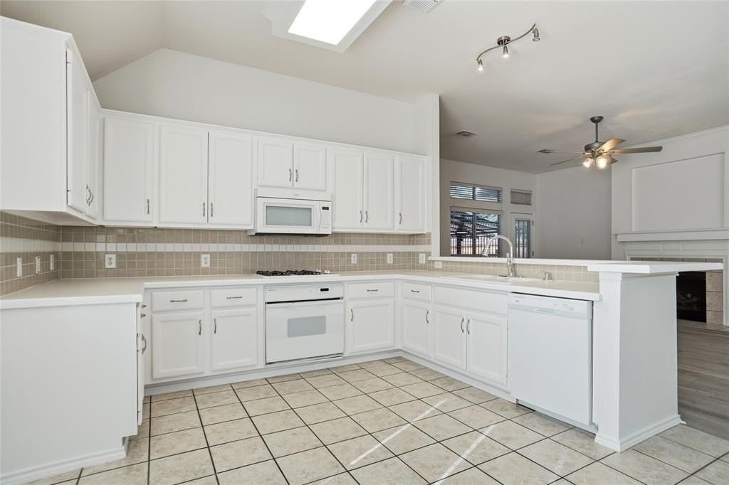 1602 Meadow Park Dr - Photo 7 of 16