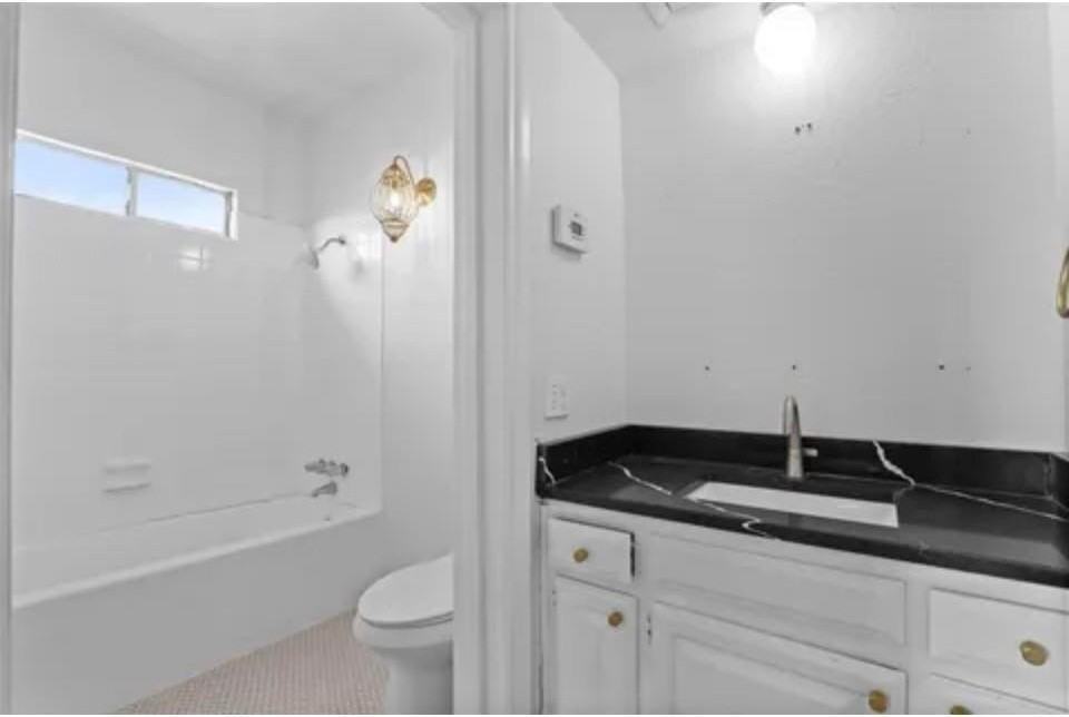 4039 Roswell St - Photo 6 of 12