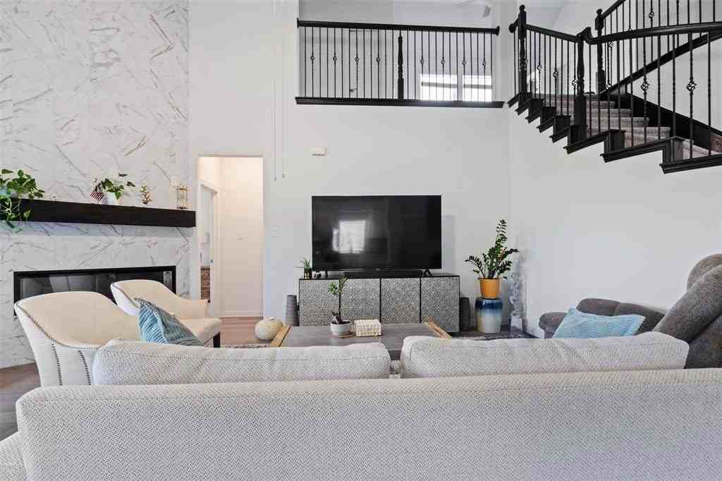 1209 Seurat Ct - Photo 5 of 33