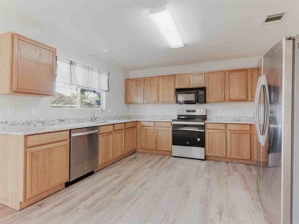 4901 Thorn Hollow Dr - Photo 4 of 20